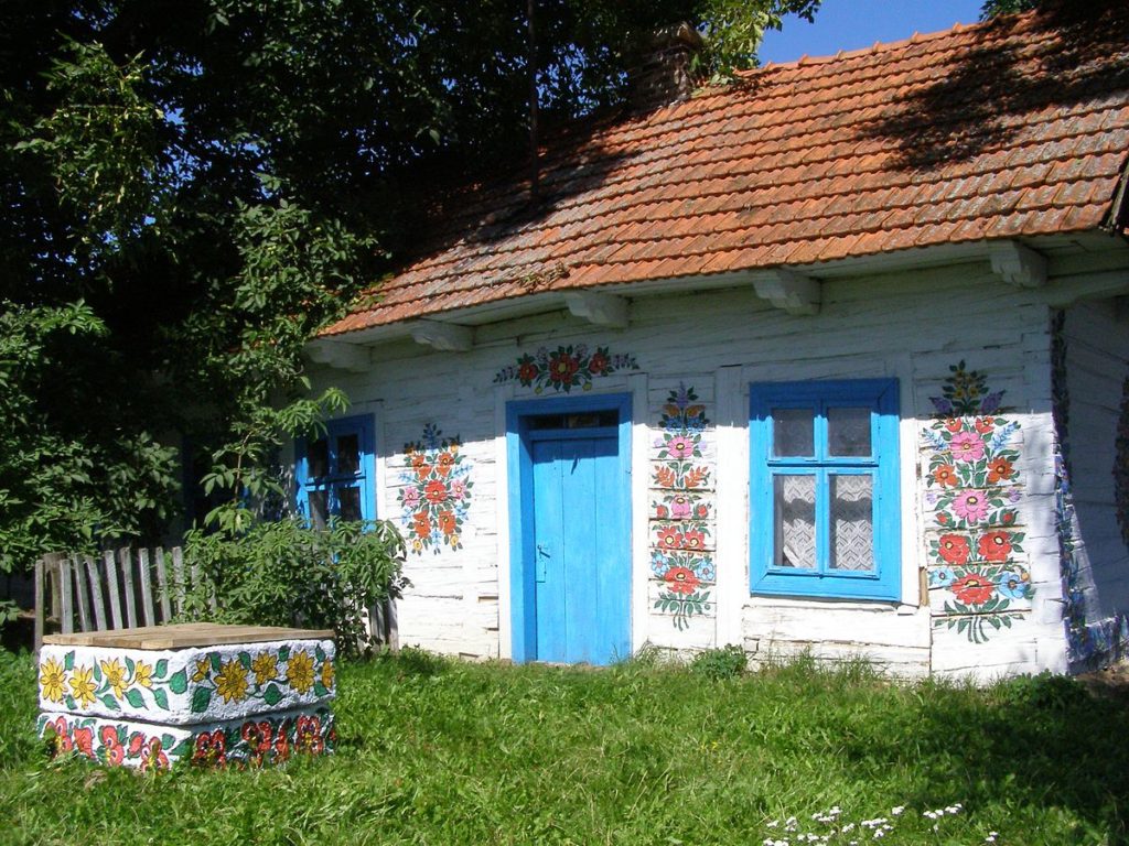 Zalipie village, the colorful village, Poland, accessible travel, wheelchair friendly travel, travel in an electric wheelchair, wheelchair friendly Poland, Poland in a wheelchair, electric wheelchair